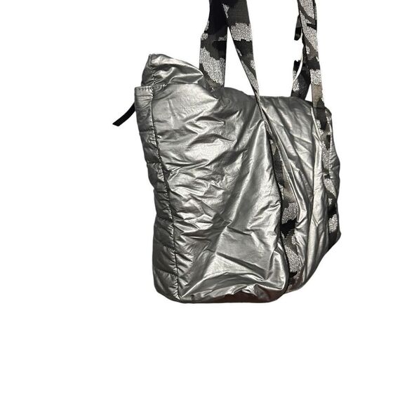 Beautiful Jessica Simpson Womens Portia Metallic Purse Tote Handbags Large grey - Picture 14 of 16